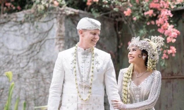 Terlanjur Kepincut, Bule Australia Rela Keluarkan Rp5 Miliar Demi Nikahi Gadis Sunda