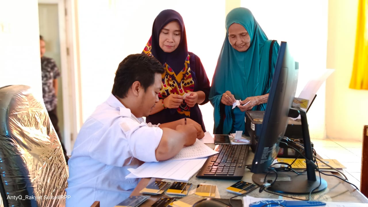 Hadirkan Kartu Pedagang, Pemkot Parepare Beri Jaminan Legalitas Hingga Kecelakaan Kerja Bagi Pedagang Pasar Sumpang