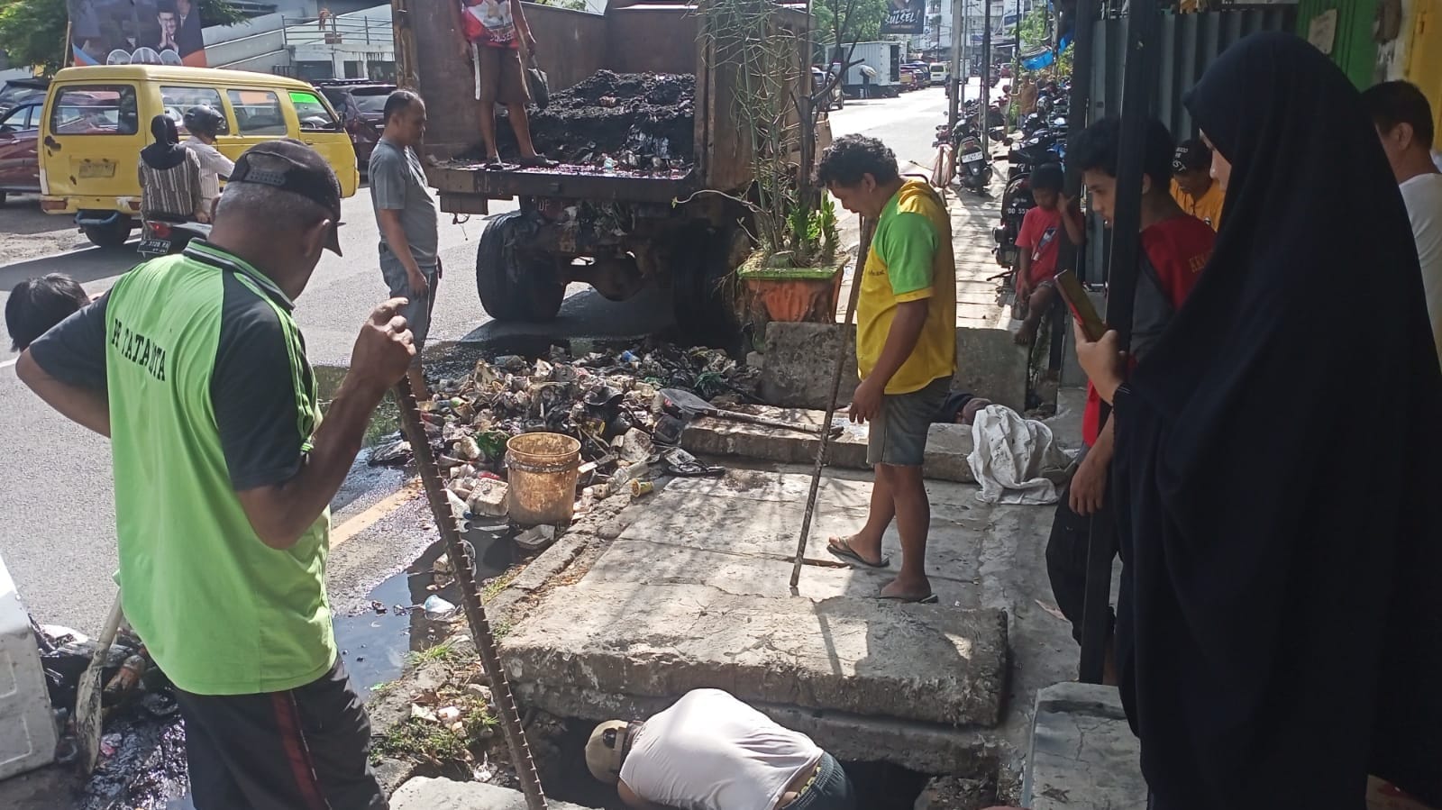 Kelurahan Lakessi dan DLH Parepare Bergerak Bersama Bersihkan Pasar Lakessi