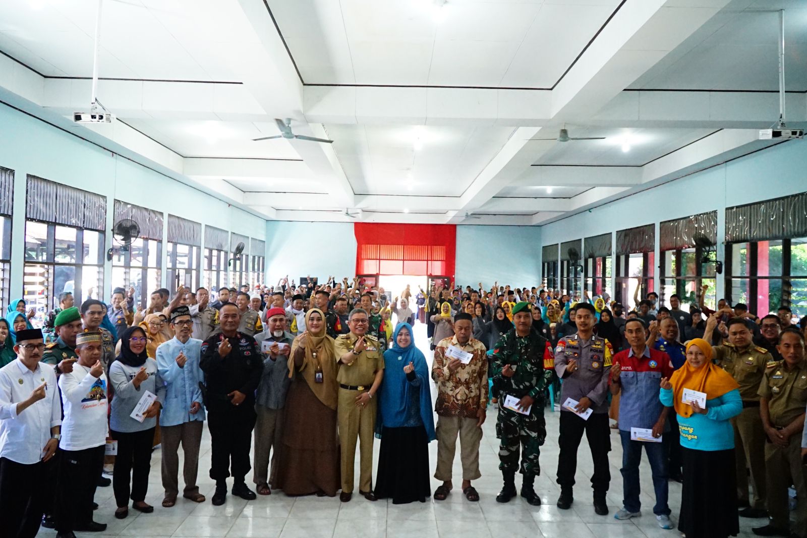 Serahkan Insentif RT, RW Hingga Babinsa dan Bhabinkantibmas, Taufan Pawe Ingatkan Kerja Kolaborasi dan Terintegasi Turunkan Stunting 