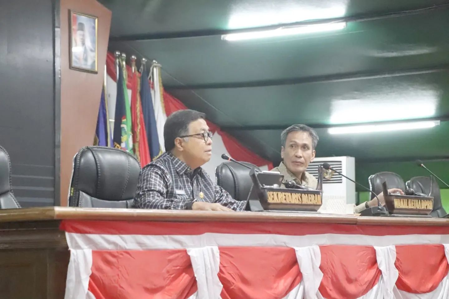 Usman Suhuriah Pimpin Rapat Banggar Bersama TAPD Sulbar