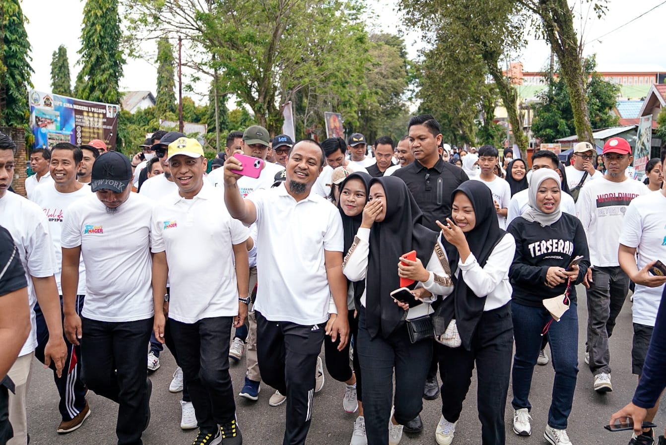 Jalan Sehat Anti Mager di Palopo, Andi Sudirman Serahkan Bantuan UMKM, Beasiswa hingga sembako
