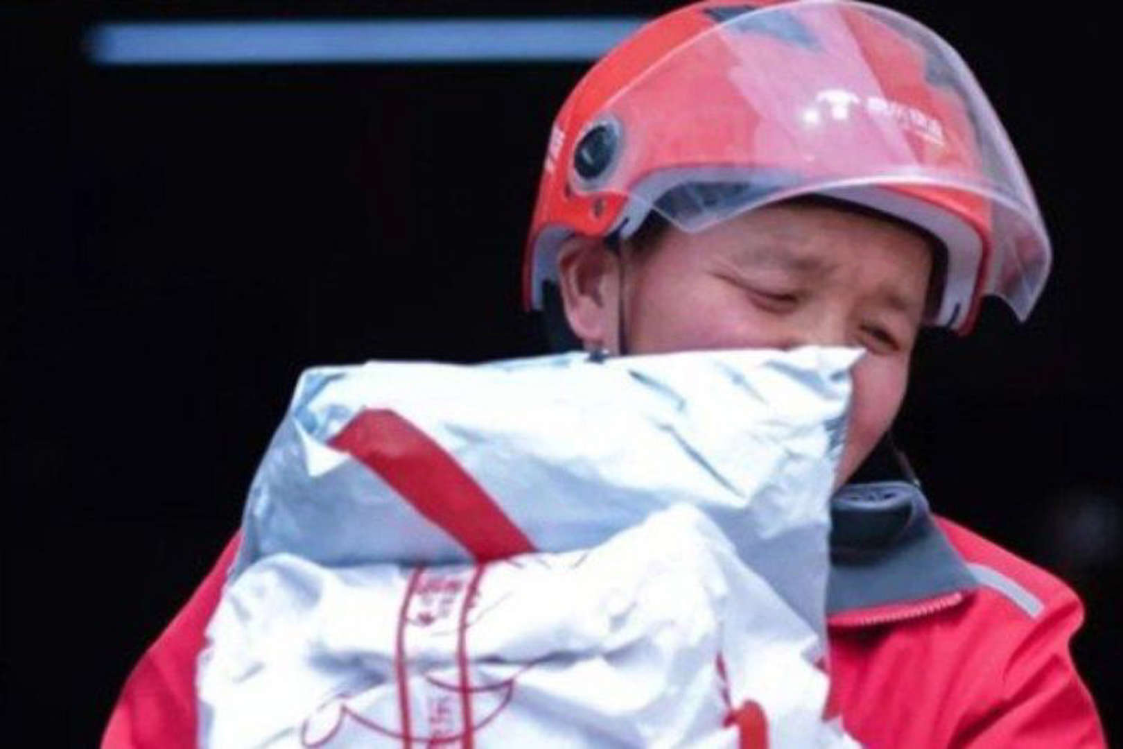 Miliki Kekayaan Fantastis, Pria Ini Tak Gengsi Jadi Kurir Pengantar Paket 