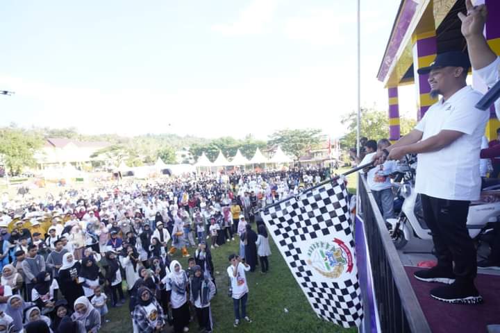 Jalan Santai Sulsel Anti Mager di Enrekang, Andi Sudirman Serahkan Bantuan UMKM dan Beasiswa