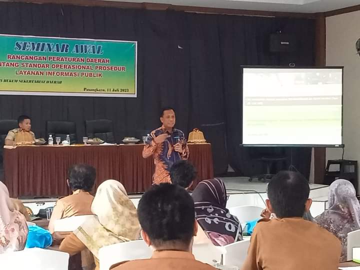 Kadis Kominfopers Pasangkayu Jelaskan tentang Standar Pelayanan Publik pada Seminar Awal Ranperda SOP Layanan Informasi Publik