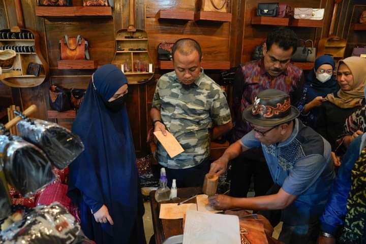 Gubernur Sulsel Bersama Dekranasda Kunjungi Pusat Kerajinan Kulit di Jawa Timur