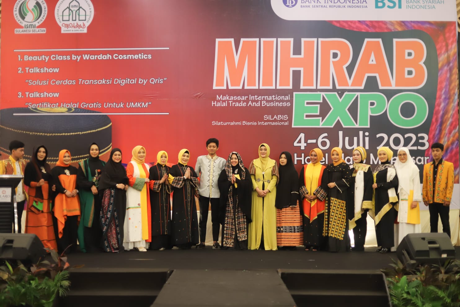 Elegan, Busana Etnik Islami Dipadukan Aksesori Limbah Kerang Khas Parepare Karya Erna Taufan Dipamerkan di ISMI Expo 2023