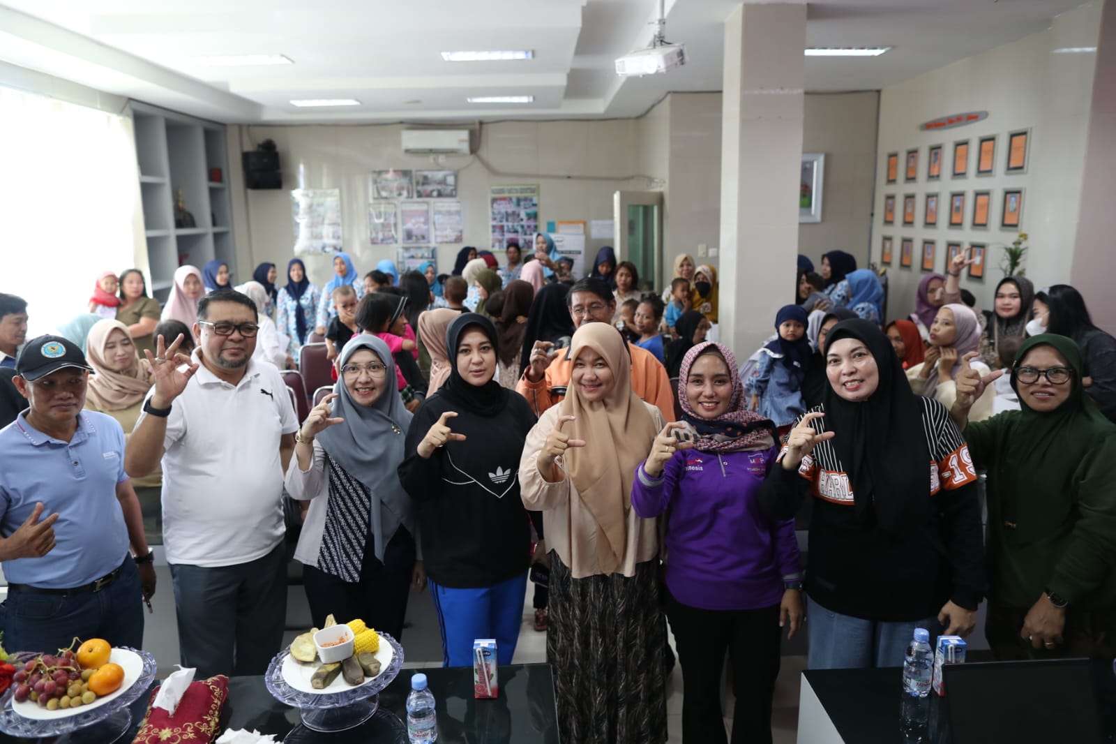 Grebek Stunting, Fatmawati Rusdi Ingatkan Ibu-ibu Perhatikan Pola Asuh Anak