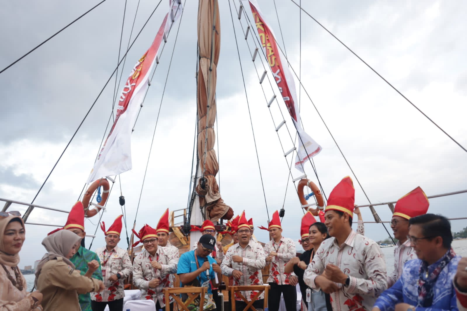 Wali Kota se-Indonesia Bersantai di Pantai Losari, Tiga Kapal Phinisi Antar Mereka Berkeliling
