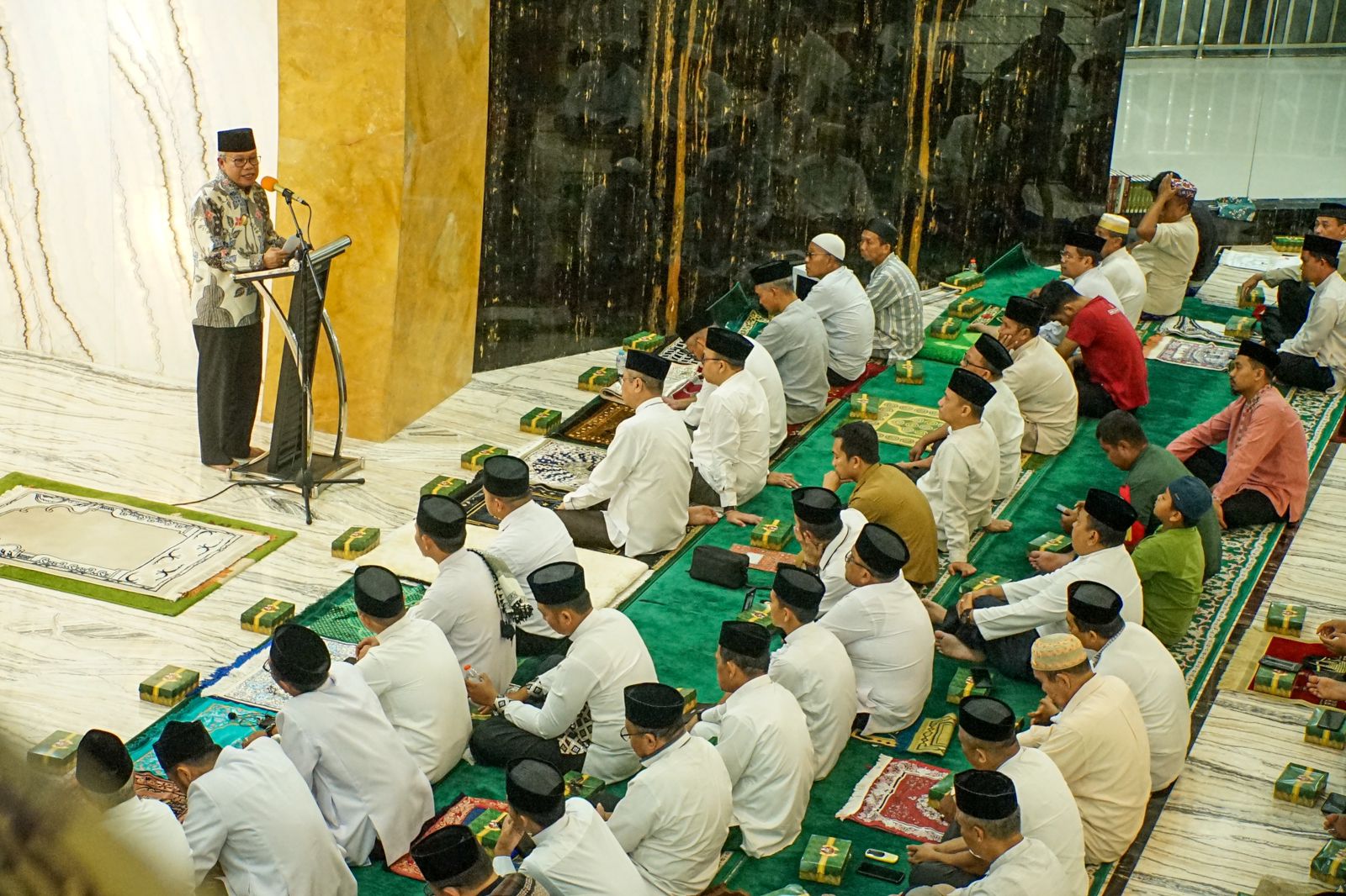 Bermakna, Taufan Pawe Pimpin Jajaran Pemkot Parepare Zikir Bersama Sambut Tahun Baru Islam 1445 H di Masjid Terapung BJ Habibie