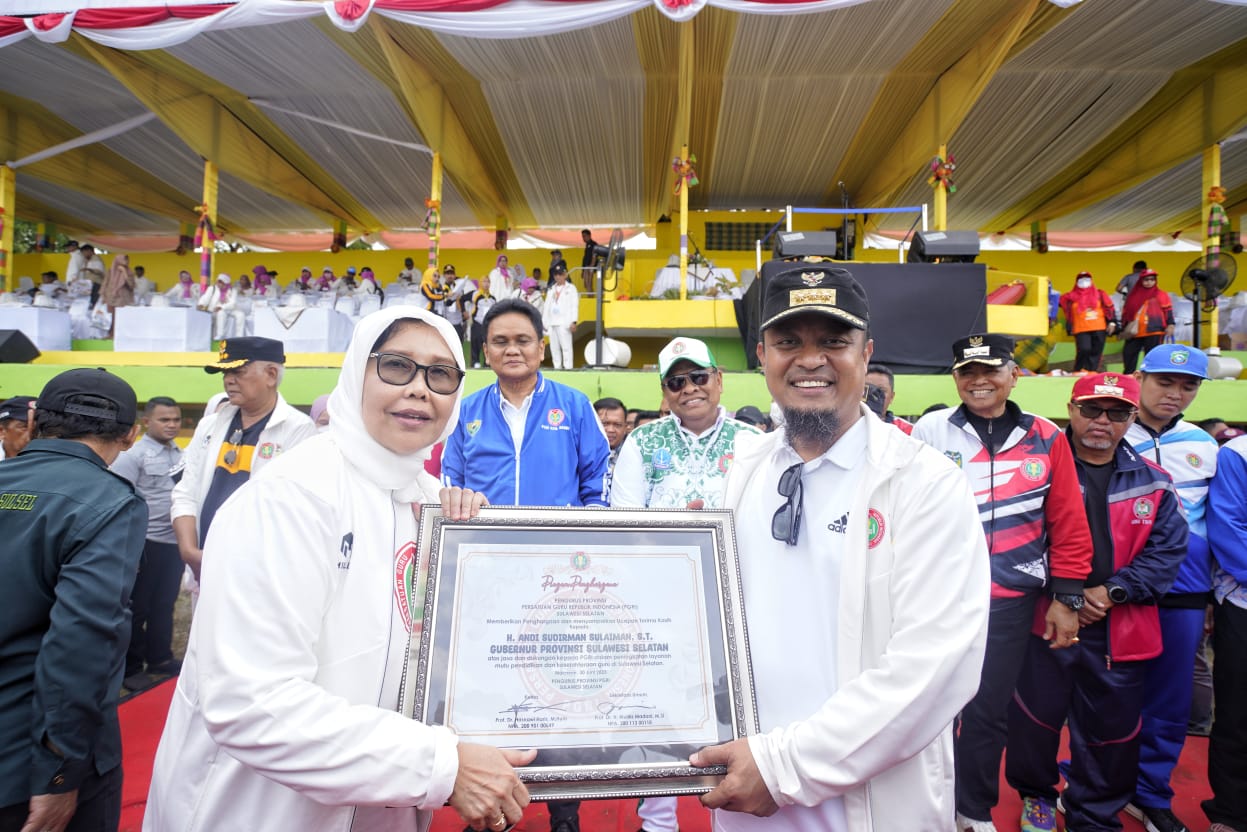Terima Penghargaan dari PGRI, Gubernur Andi Sudirman: Guru Adalah Pahlawan Andalan Kita Semua