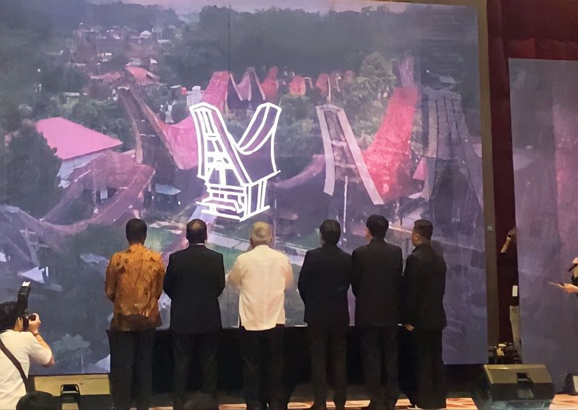 Kongres Arsitek se-ASEAN di Makassar Resmi Dibuka: Menteri PUPR, dan Wali Kota Makassar Lakukan Sketsa Tongkonan