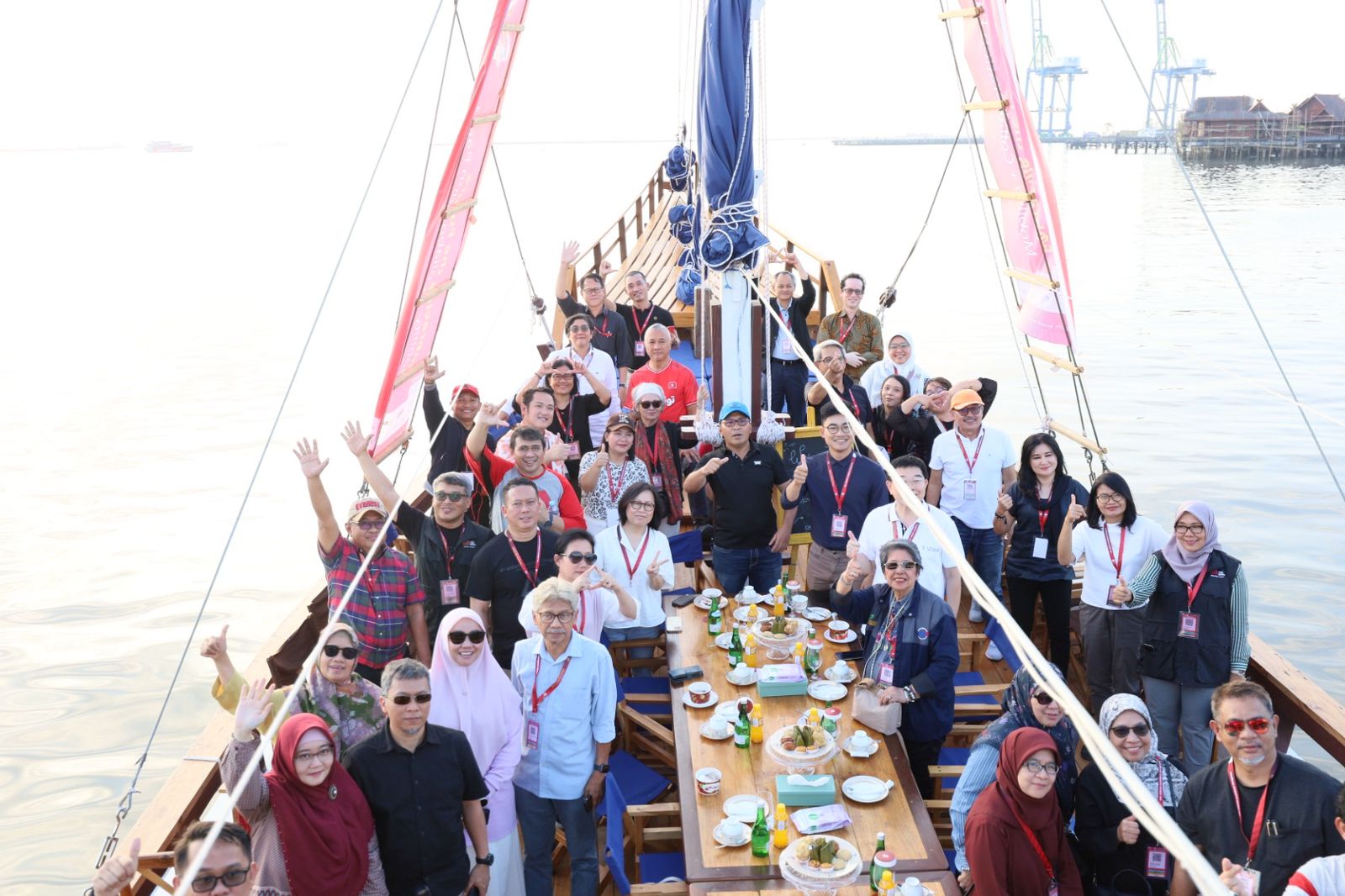 Danny Pomanto dan Arsitek se-ASEAN Nikmati Senja di Pantai Losari dari Kapal Pinisi 