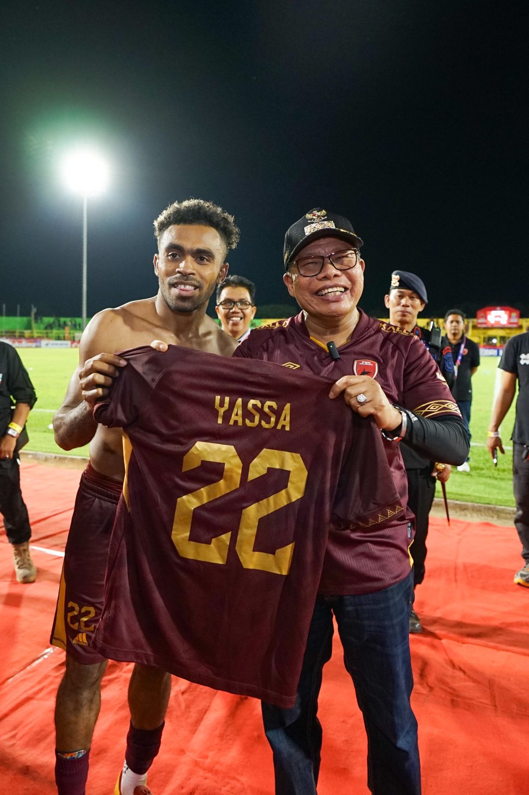 Menang 4-2 Atas Persib Bandung, Yakob Sayuri Hadiahkan Jersey ke Taufan Pawe, "Saya Bangga dengan Pak Wali"