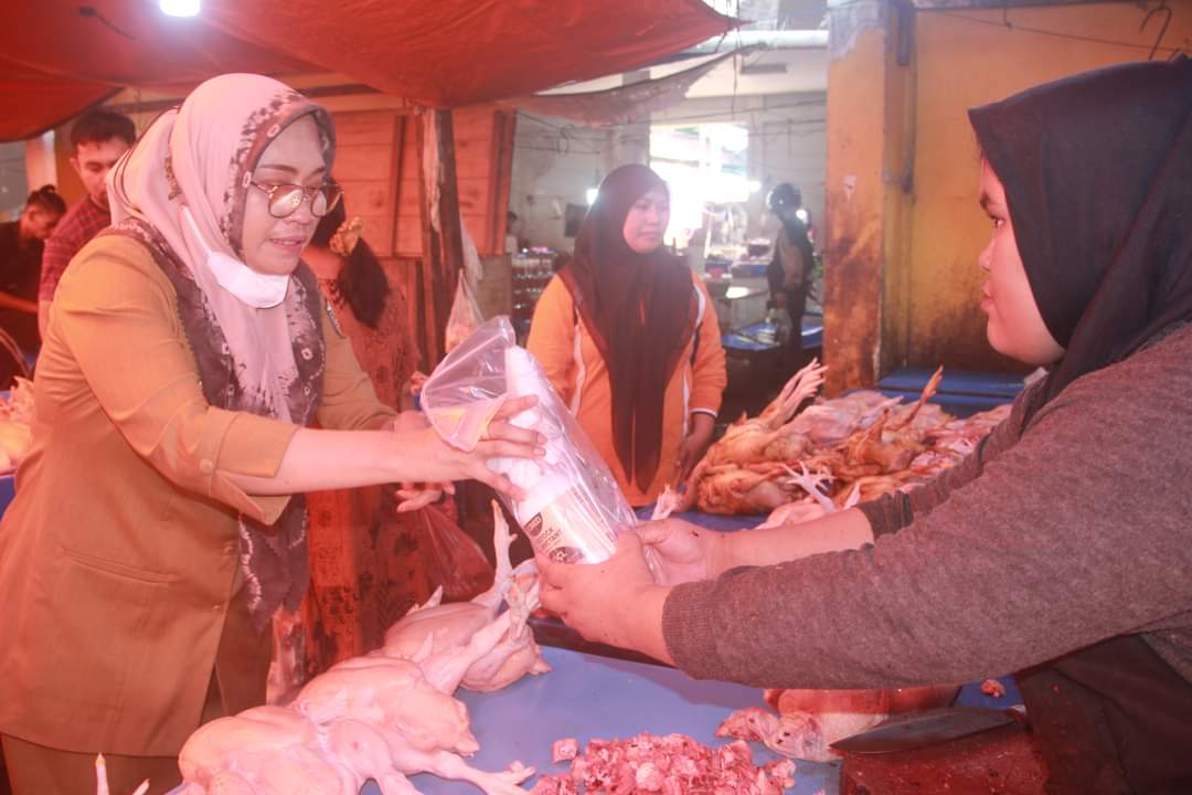 Sasar Pasar Lakessi, DPKP Parepare Bagikan Pisau Jagal Standar ke Pedagang Ayam Potong dan Daging Sapi
