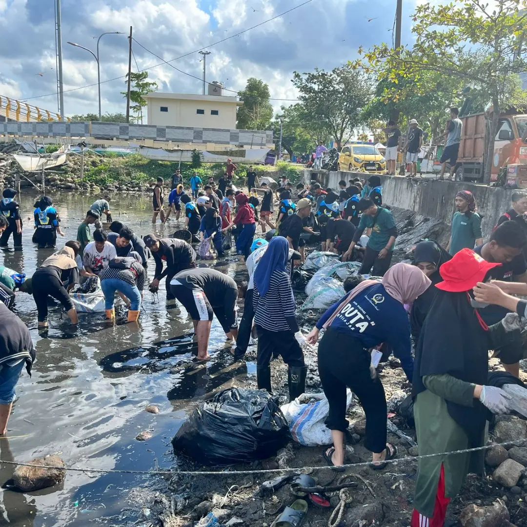 Gerakan Cinta Lingkungan, Komunitas Organisasi Menyatu Bersama Pemkot Parepare Bersihkan Pesisir Cempae