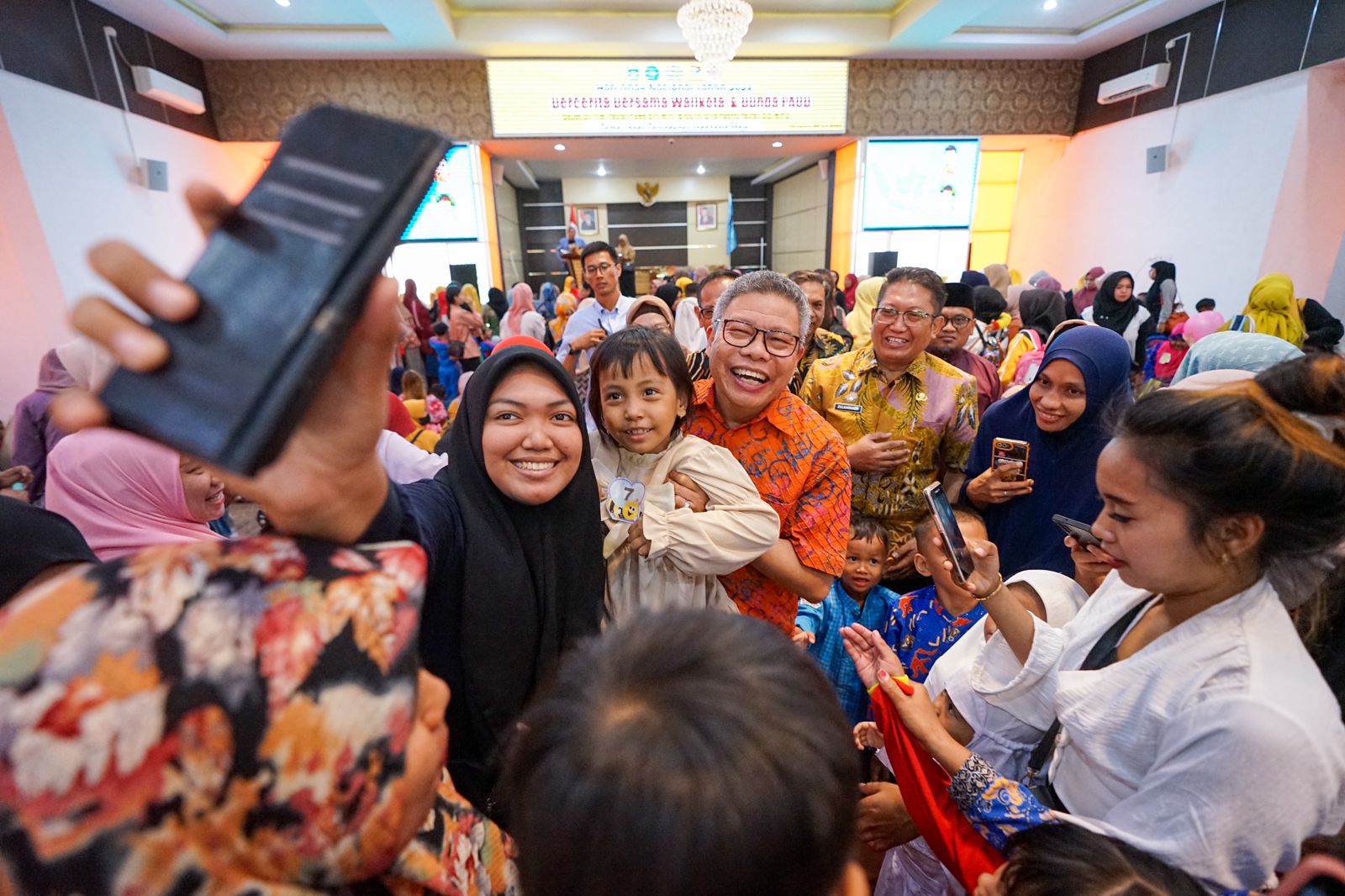 Berkesan di Hari Anak Nasional, Taufan Pawe dan Erna Taufan Diserbu Anak-anak Foto Bersama