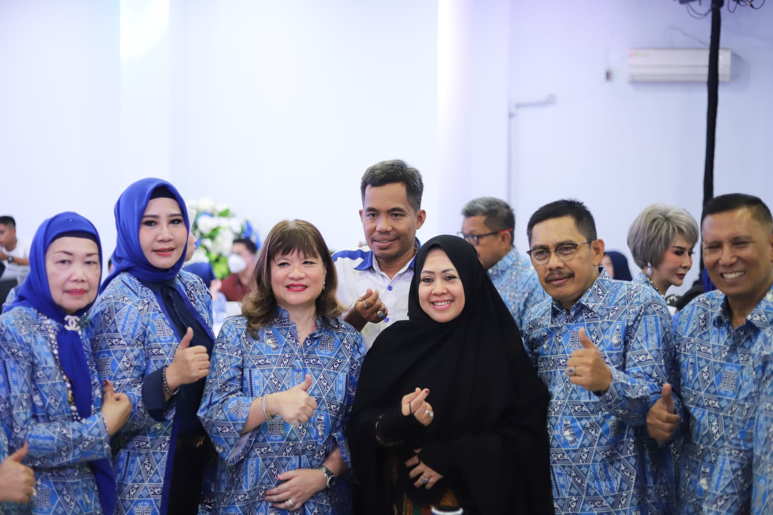 Hadiri Rakerkonprov di Kantor Baru Apindo Sulsel, Erna Rasyid Taufan Sempatkan Borong Produk UMKM 