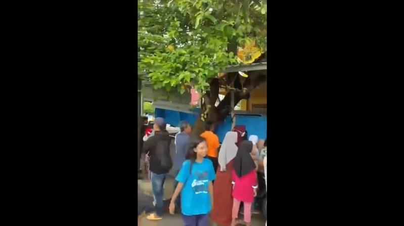 Ibu Bersama Anaknya yang Berusia 9 Tahun Ditemukan Tewas dengan Mulut Berbusa