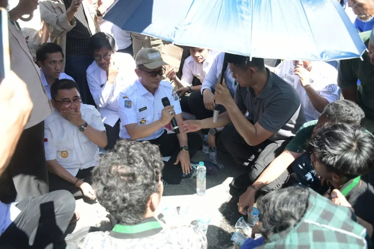 Duduk Bersila di Lantai, Pj Gubernur Sulbar Terima Aspirasi HMI Majene