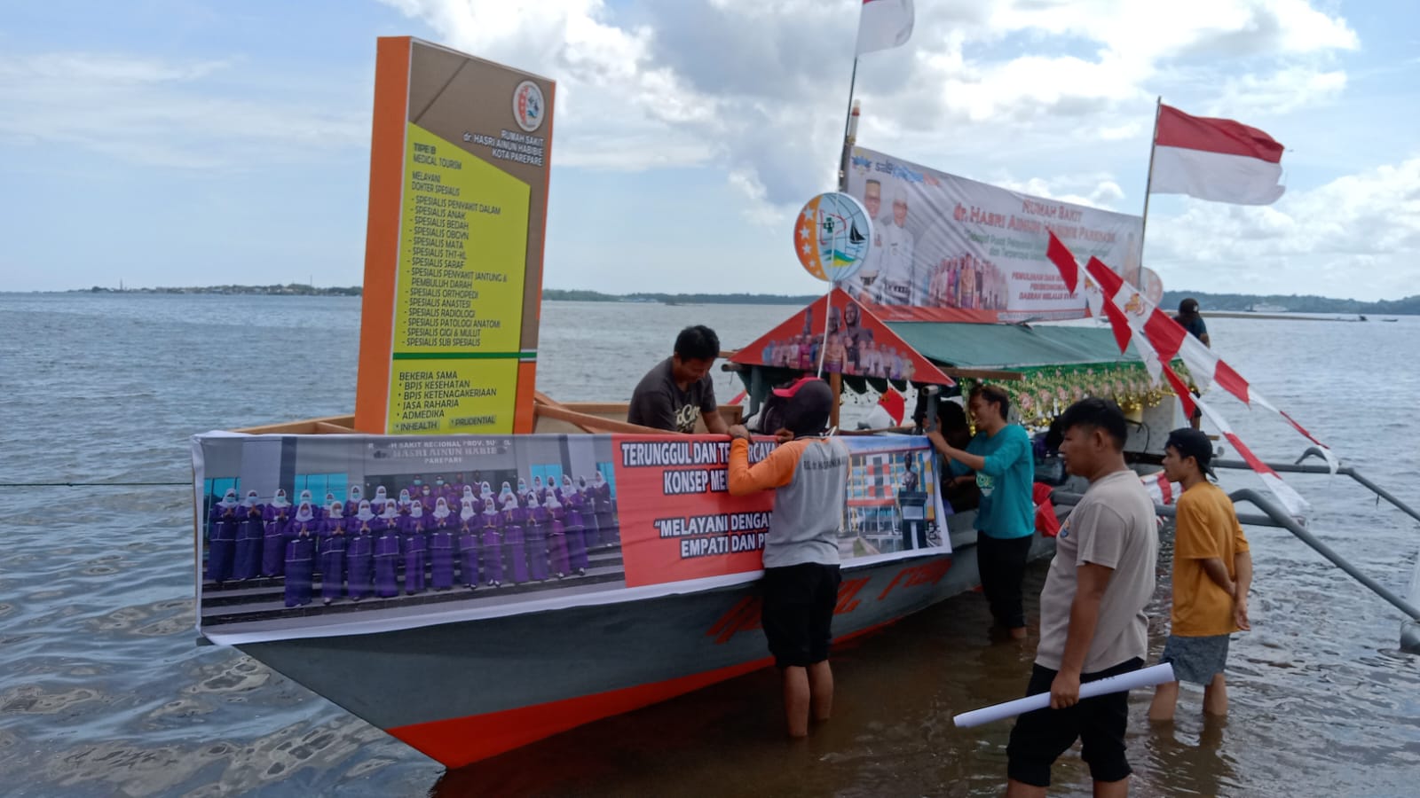 Perahu Hias RS Hasri Ainun Habibie Perkenalkan Medical Tourism di Festival Salo Karajae 