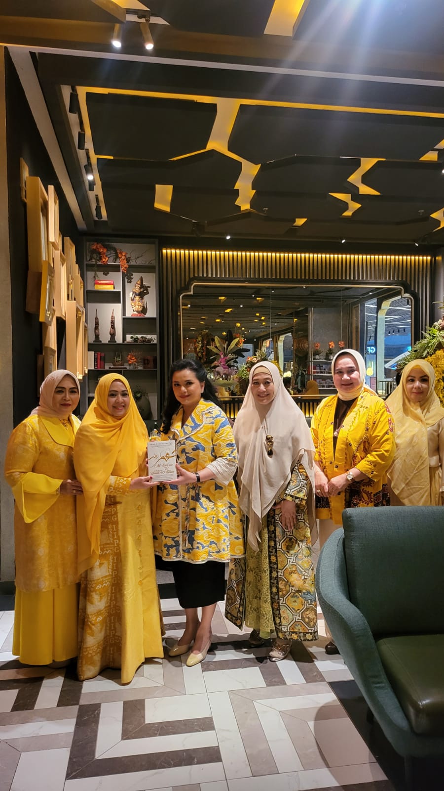 Keren, Yanti Airlangga Puji Busana IIPG Sulsel Rancangan Erna Rasyid Taufan 