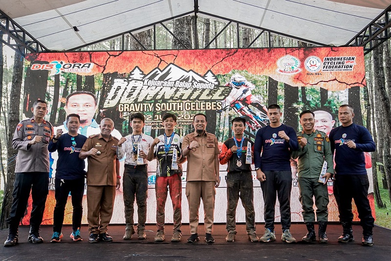 Diikuti 170 Atlet, Gubernur Andi Sudirman Tutup Kejuaraan Balap Sepeda Downhill Gravity South Celebes di Bulutanah