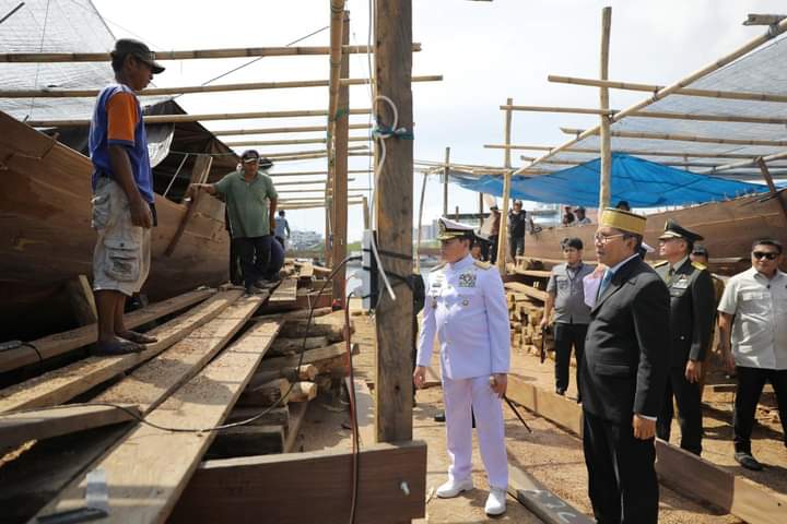Wali Kota Danny Jelaskan Proses Pembuatan Kapal Pinisi Kepada Panglima TNI dan KSAL