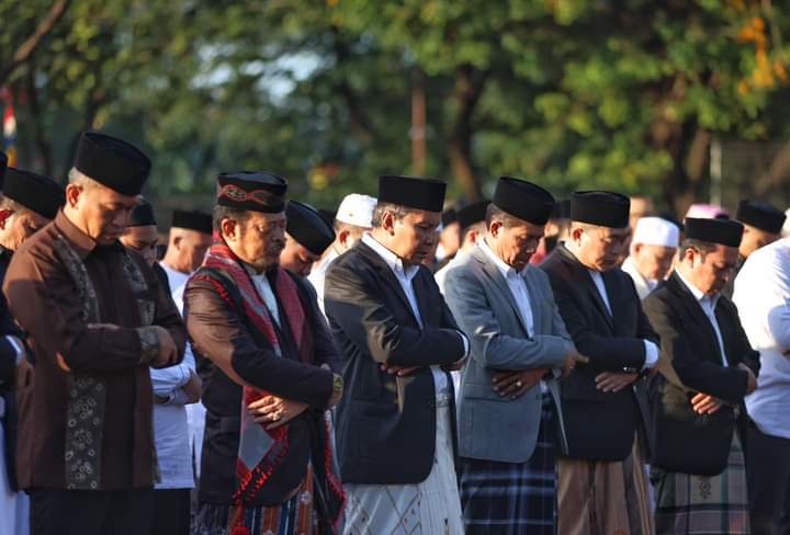 Wali Kota Danny Pomanto Salat Idul Adha Bersama Puluhan Ribu Warga Makassar di Lapangan Karebosi