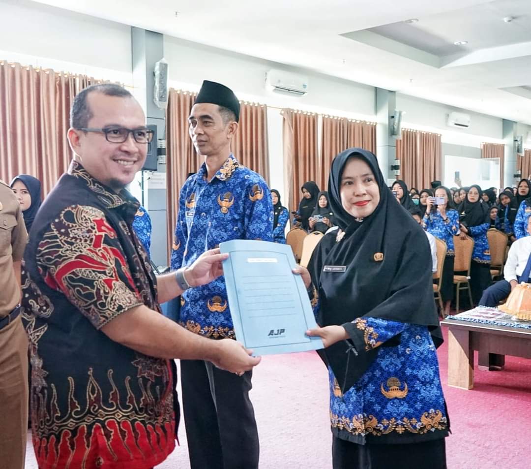 Penyerahan SK PPPK Fungsional Kesehatan, Ketua DPRD Mateng Minta Mengabdi dengan Tulus dan Ikhlas