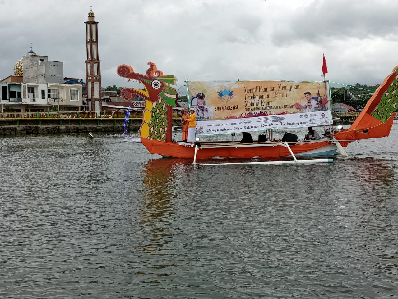 Perahu Hias Naga Disdikbud Parepare Terbaik Pertama di Festival Salo Karajae