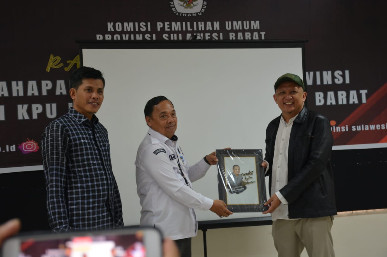 Serah Terima Jabatan KPU Sulbar, Farhanuddin Wakili Komisioner Periode Sebelumnya