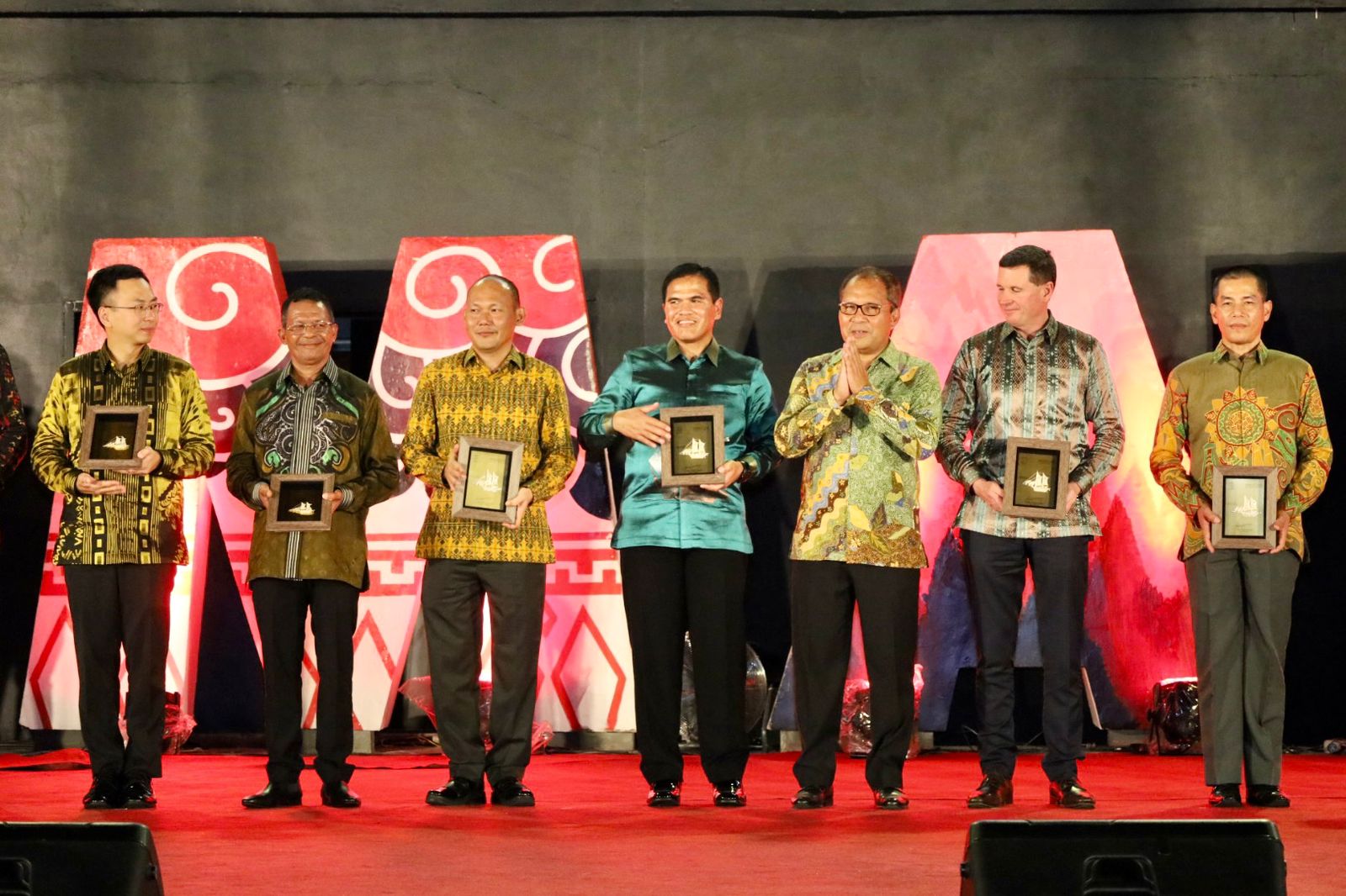 Danny Pomanto Akrabkan Budaya Makassar Kepada Ratusan Jenderal MNEK dalam Gala Dinner