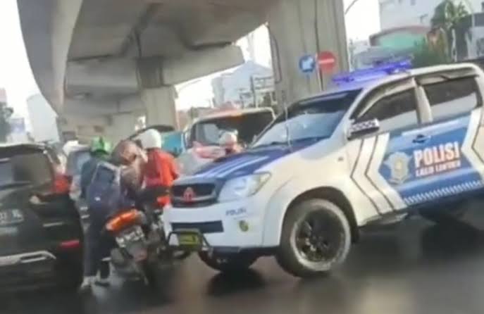 Viral Mobil Patwal Polisi Tabrak Lari Pengendara Motor di Makassar