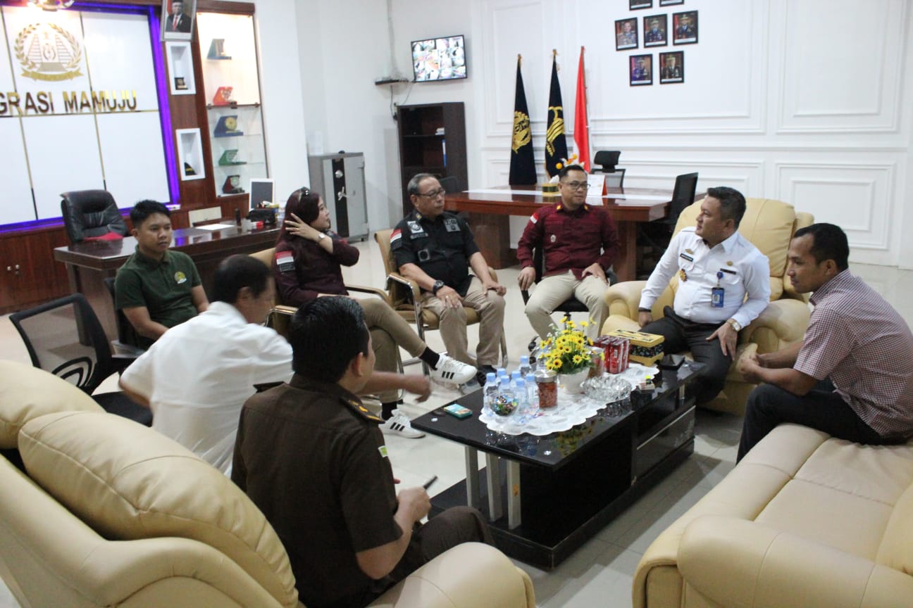 Kanwil Kemenkumham Sulbar Bersama Imigrasi Kelas II Mamuju Gelar Operasi Pengawasan Orang Asing