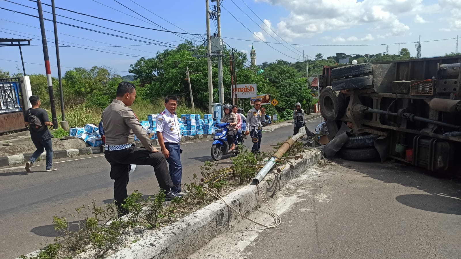 Truk Pengangkut Air Mineral Terbalik di Jend Sudirman, Sekdis Pimpin Dishub Parepare Atur Arus Lalu Lintas 