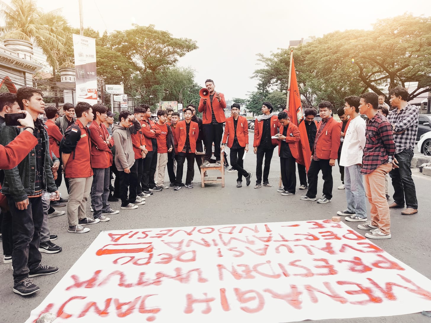 Nilai Depo Pertamina Ancam Keselamatan Warga, IMM Makassar Gelar Demo dan Blokade Jalan
