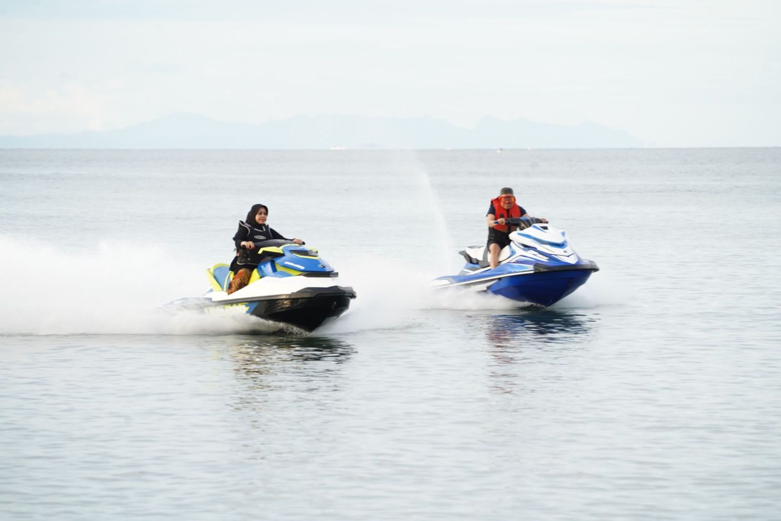 Taufan Pawe dan Istri Erna Rasyid Taufan Manfaatkan Libur dengan Berolahraga Jet Ski