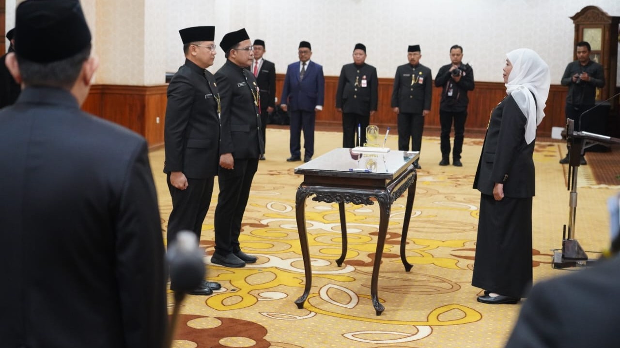 Gubernur Khofifah Lantik 6 Eselon II, Aries Agung Paewai Dipercaya Jabat Kadis Pendidikan Jatim 