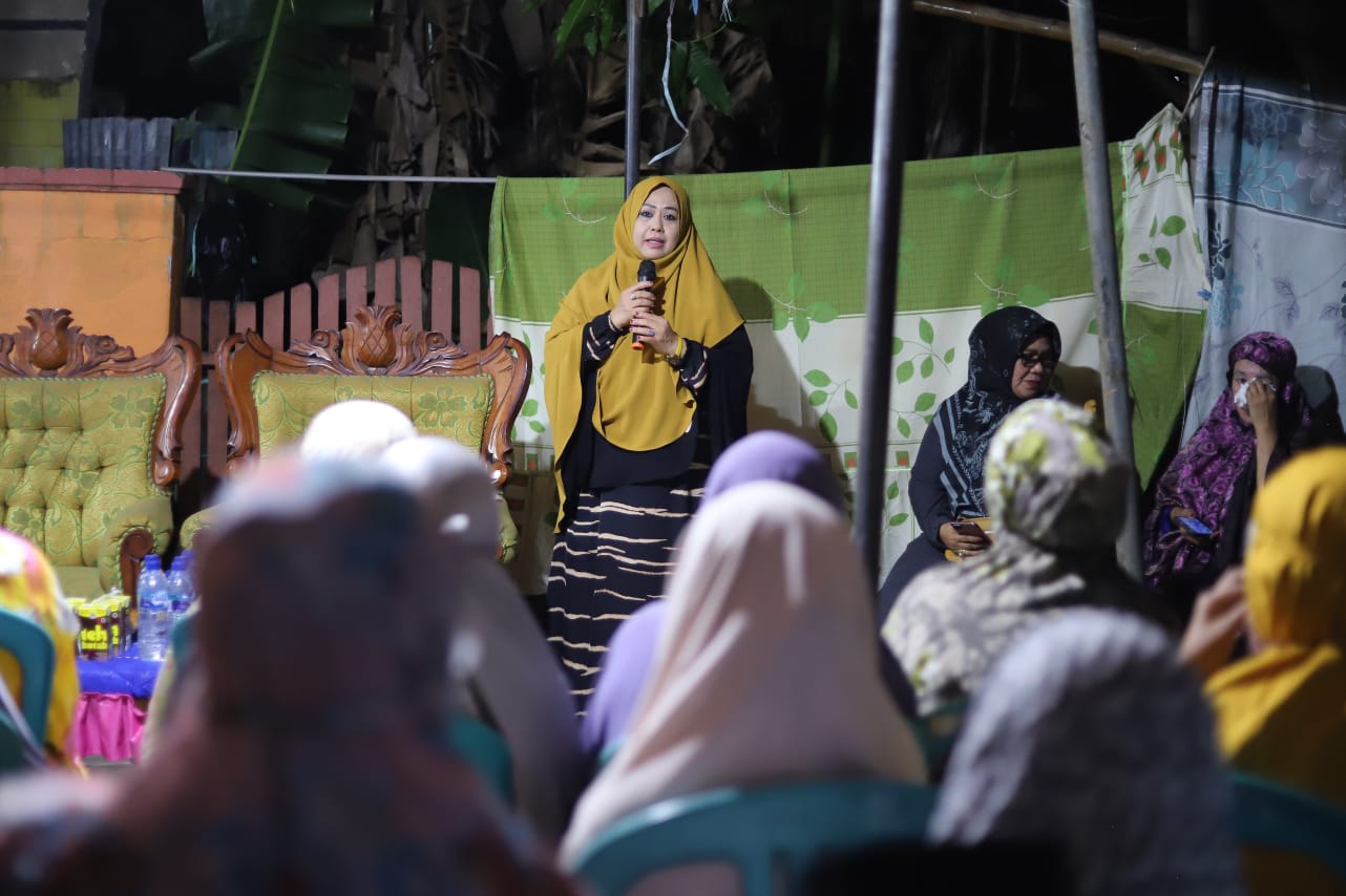 Padat Kegiatan, Erna Rasyid Taufan Sempatkan Melayat ke Rumah Duka Warga dan Bawakan Tausiyah