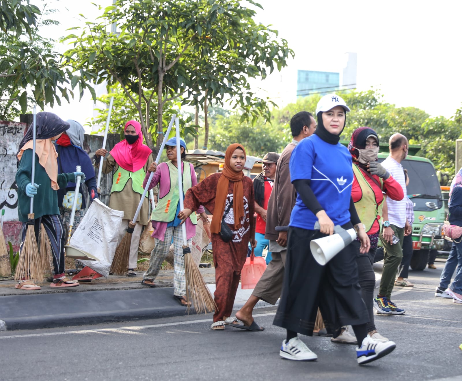 Berjalan Kaki Sepanjang 3 Km, Fatmawati Rusdi Tanam Pohon dan Pantau Aksi Jumat Bersih