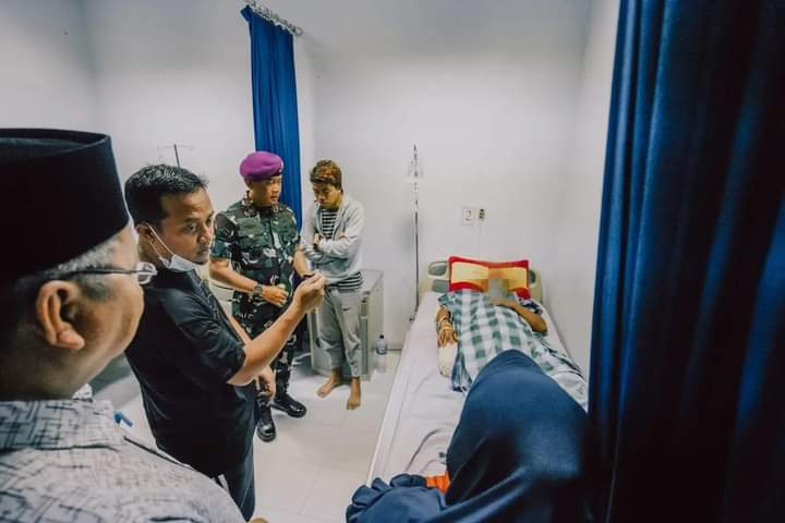 Gubernur Sulsel Jenguk Korban Kubah Masjid Rubuh Jalan Barukang