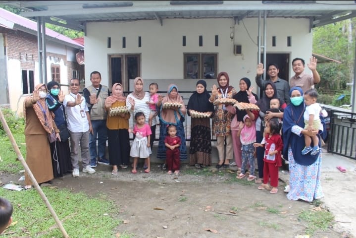 Jadi Bapak/Bunda Asuh Anak Stunting, ASN BKKBN Sulbar Berikan Bantuan Telur Keluarga Beresiko Stunting di Mamuju