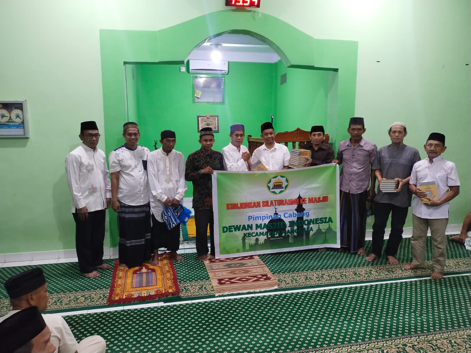 Legislator Makassar Kasrudi Bagikan Al-Quran ke Sejumlah Masjid di Manggala