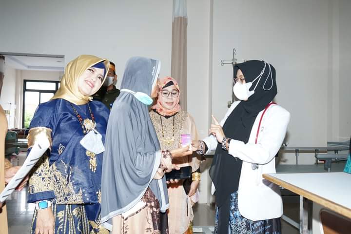 Kado HUT Parepare, RSUD Andi Makkasau Berbagi Vitamin ke Penjaga Pasien