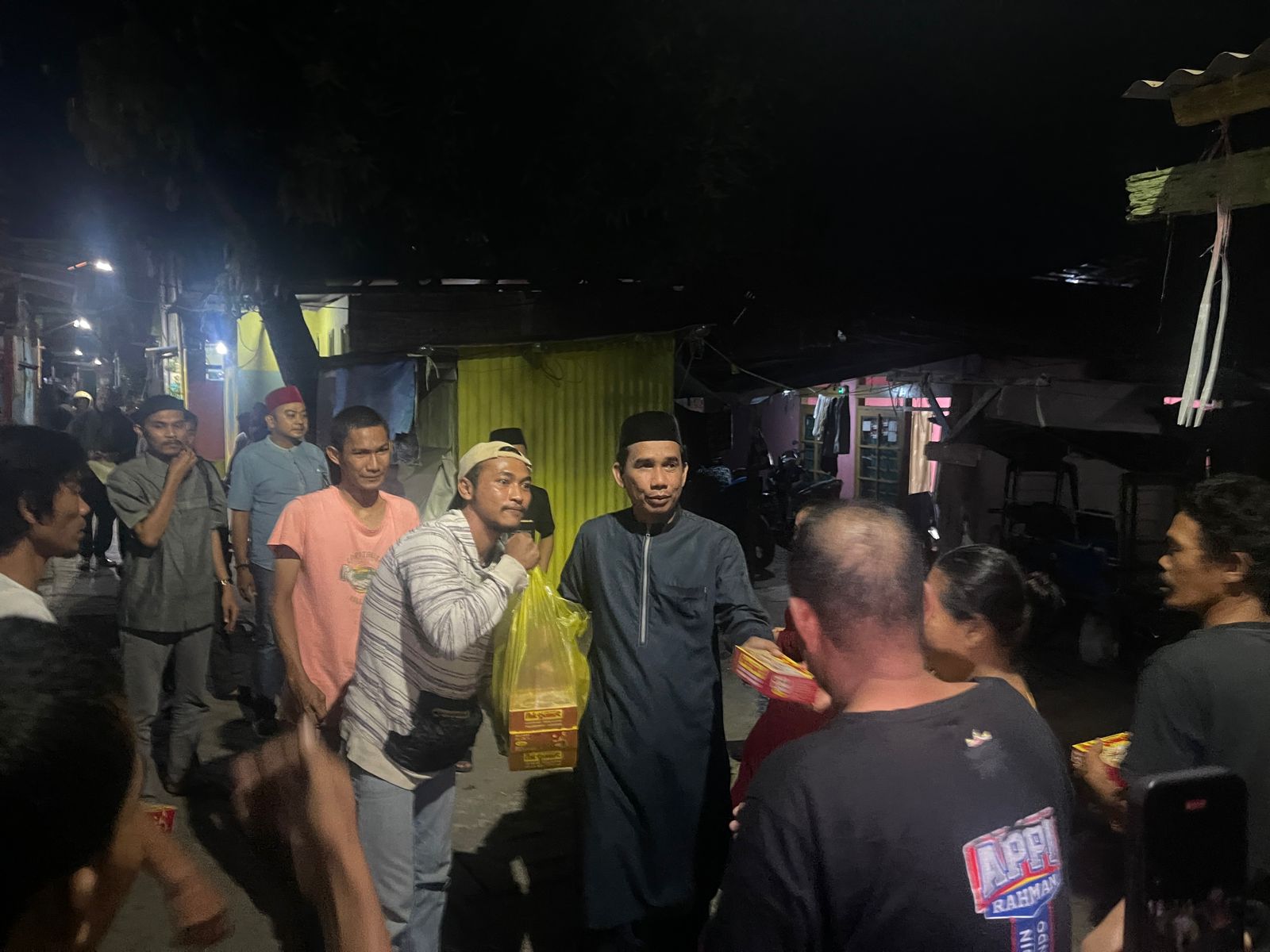 Ketua DPRD Rudianto Lallo Keliling Rumah Warga di Tidung Bagikan Makanan untuk Sahur