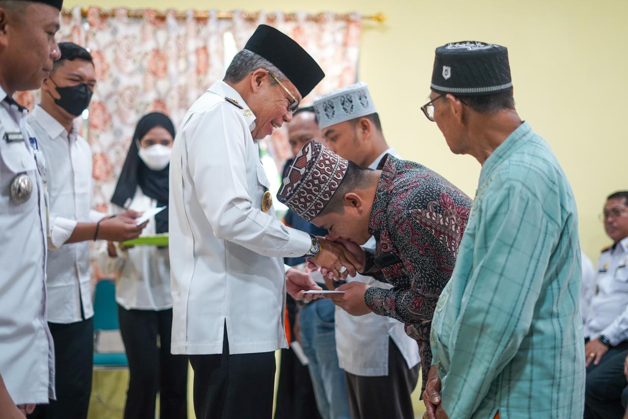 Ketua RT Hingga Pegawai Syara se-Kecamatan Ujung Terima Insentif, Taufan Pawe Apresiasi Kinerja Jadi Garda Terdepan Pelayan Masyarakat 