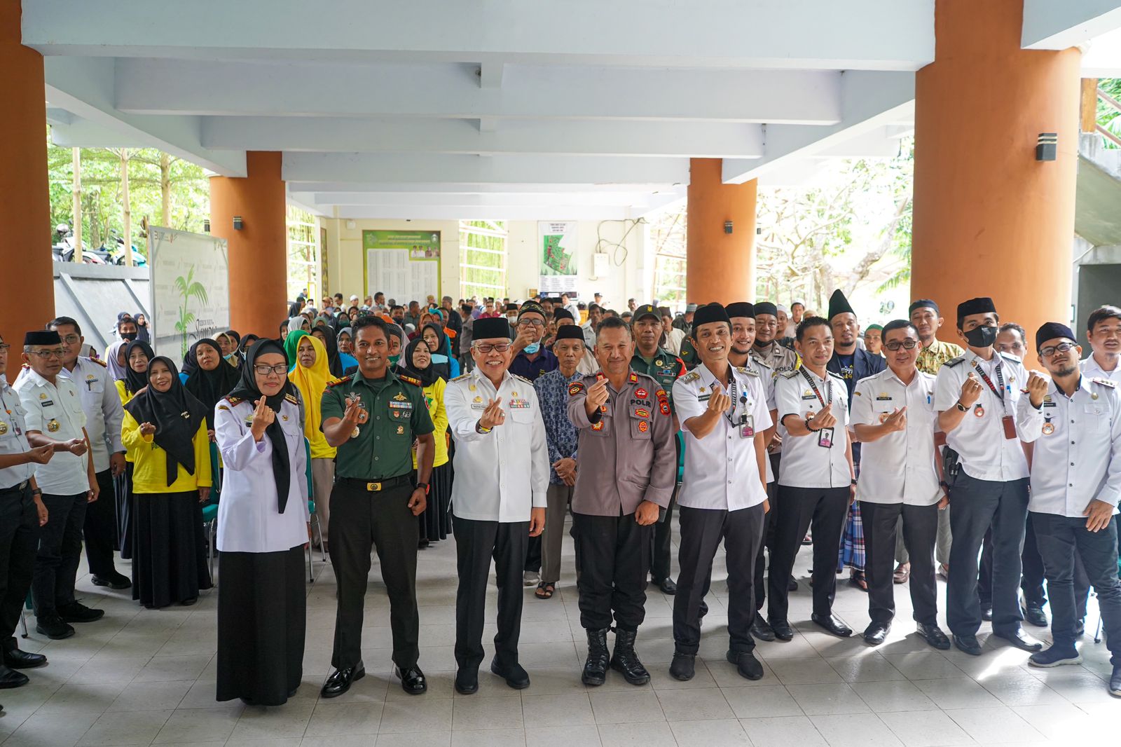 Serahkan Insentif Ketua RT Hingga Pegawai Syara se-Kecamatan Soreang, Taufan Pawe Apresiasi Kerja Kolaboratif