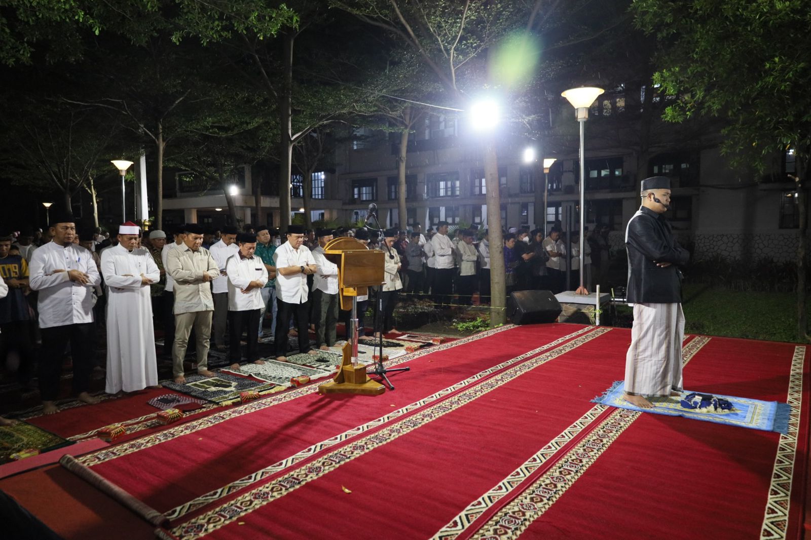 Salat Tarawih Bersama Jajaran Pegawai Pemkot Makassar, Danny Pomanto Ingatkan OPD Jaga Kekompakan