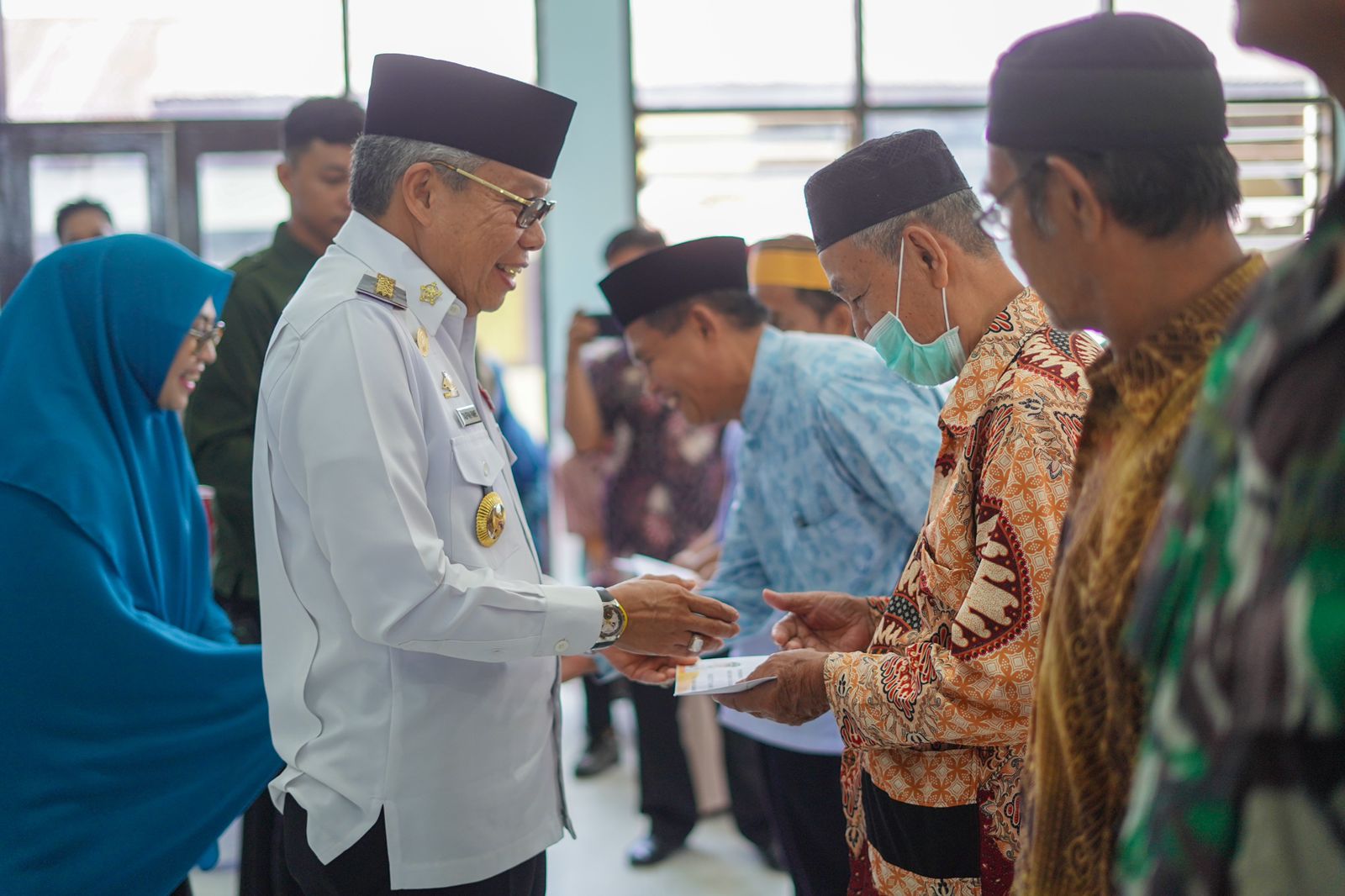 Insentif Bagi Ketua RT Hingga Pegawai Syara se-Kecamatan Bacukiki Barat, Taufan Pawe Pesan Terus Beri Pelayanan Optimal ke Masyarakat 